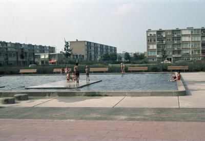 119101 Gezicht op het pierebad met enkele spelende kinderen aan de Marco Pololaan te Utrecht.